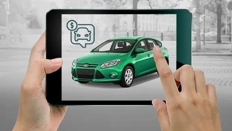 Manual do Vendedor 8 Pessoa usando um tablet para vender carro usado na internet, com a imagem de um carro verde exibida na tela e ícone de negociação