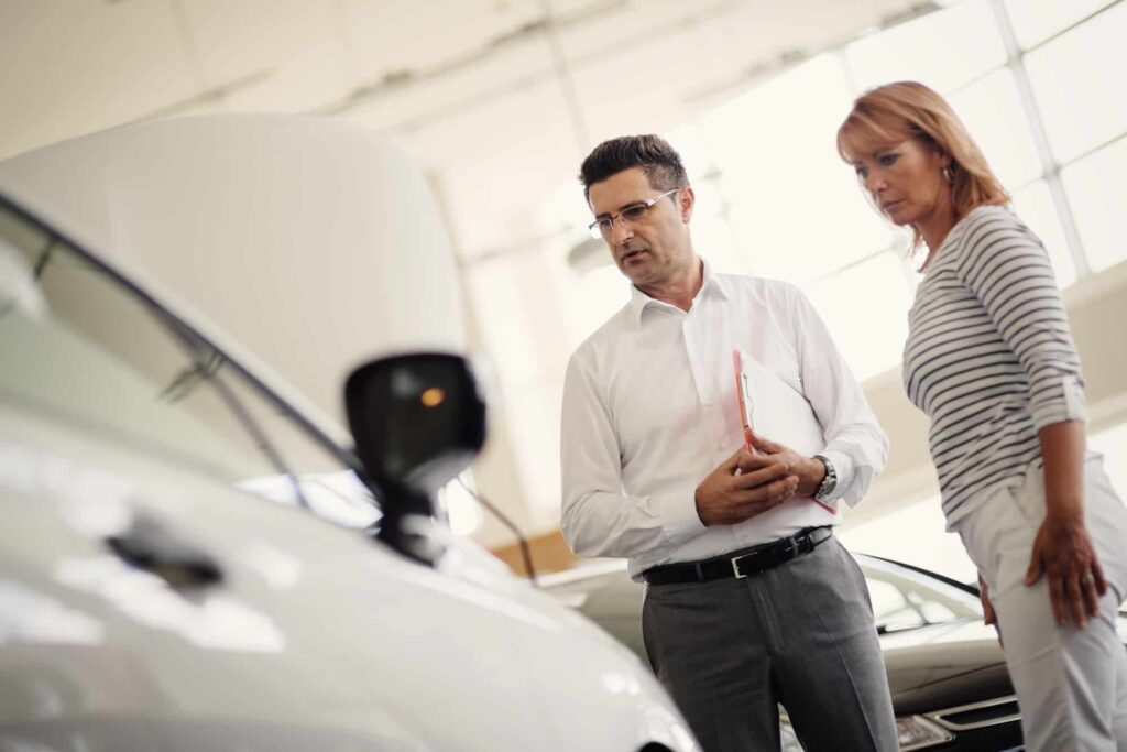 casal comprando carro em loja - vender carro em santo andré