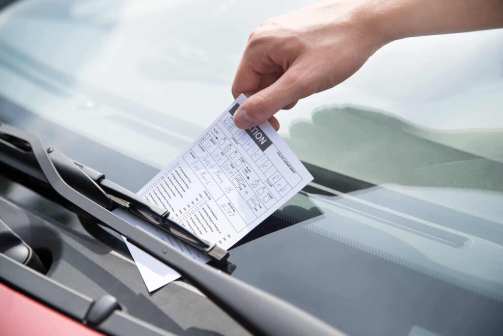 Como vender carros com multas 1 Imagem de multa sendo colocada no parabrisa de veículo