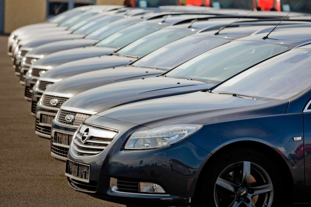 Carros preto em fileira
