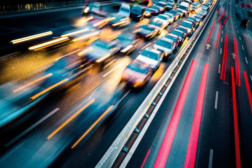 carros em movimento em avenida