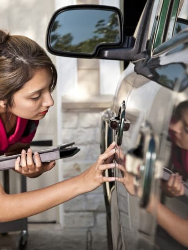 Imagem de mulher analisando para ver se há defeito na porta do carro