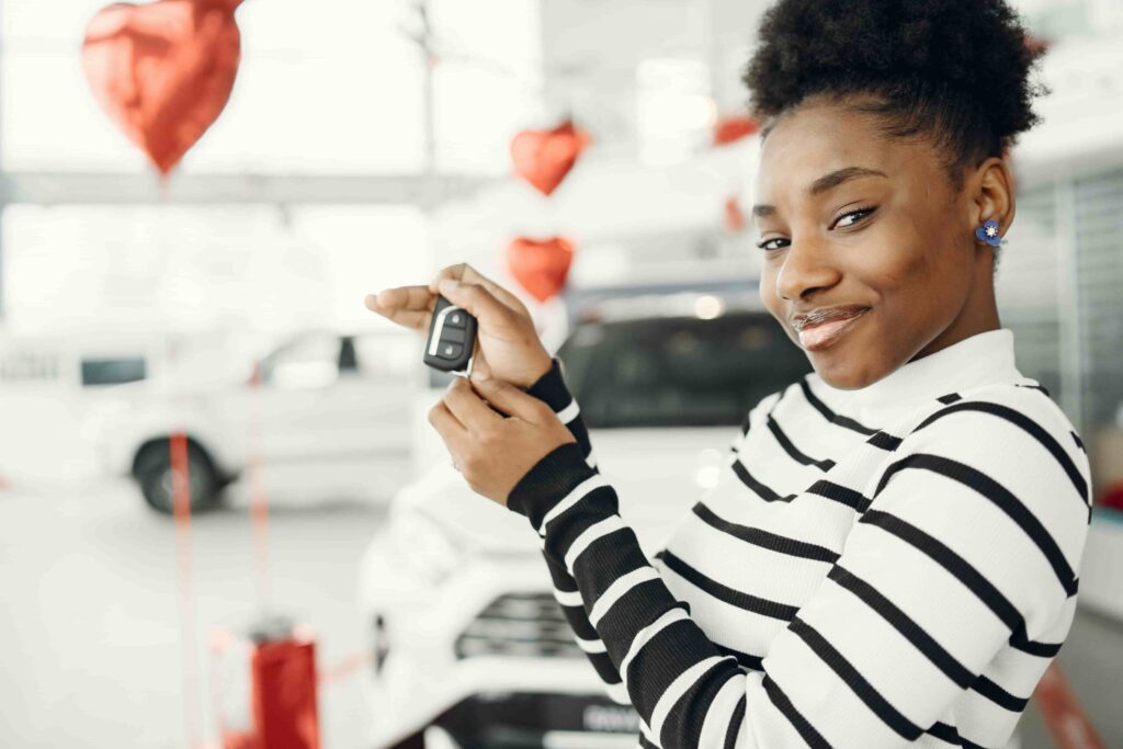A imagem mostra uma mulher comprando um dos melhores carros para revenda.