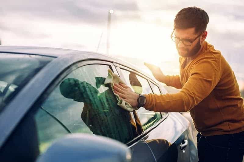 homem limpando carro