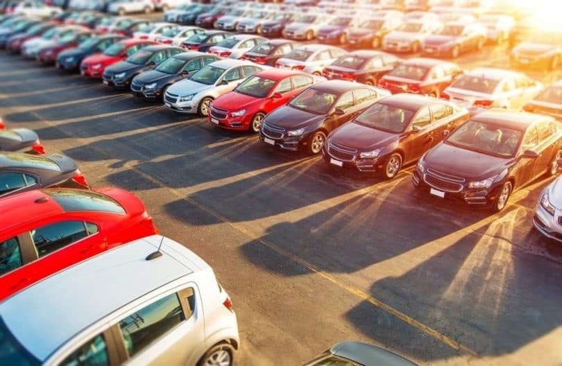 Como está o mercado de usados durante a pandemia? 2 diversos carros estacionados