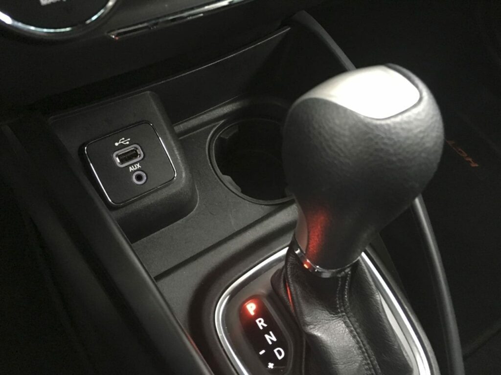 Carros automáticos usados: 5 opções interessantes por até R$ 60 mil 4 alavanca de marchas do câmbio automático do Argo HGT