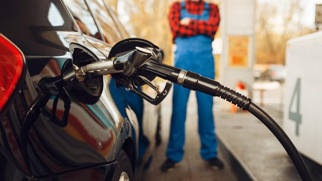veículo em posto de gasolina abastecendo - preço dos combustíveis