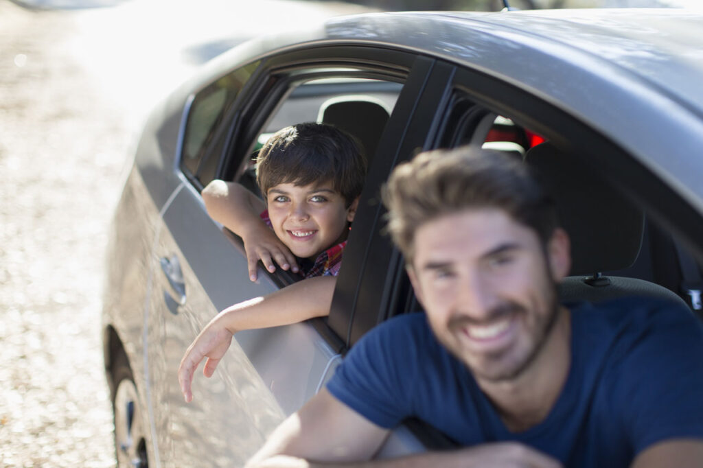 Carros mais confortáveis do Brasil - Adulto e criança felizes dentro de um carro