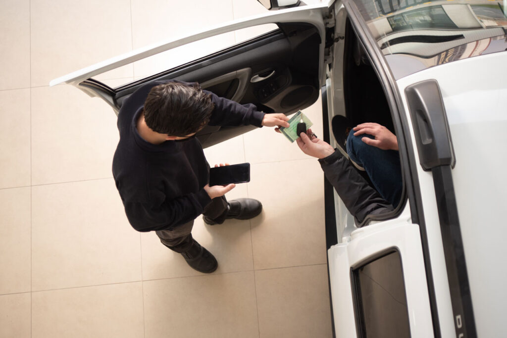 os carros que mais subiram de preço na instacarro - dono entregando chave e documento do carro