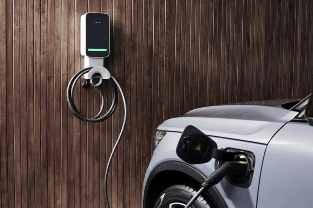 tomada-carros-elétricos - Comprar carro híbrido ou carro elétrico usado