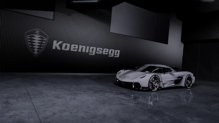 carro mais rápido do mundo - Koenigsegg Jesko Absolut em um estúdio com piso de concreto polido, sob iluminação suave e o logotipo da Koenigsegg ao fundo.
