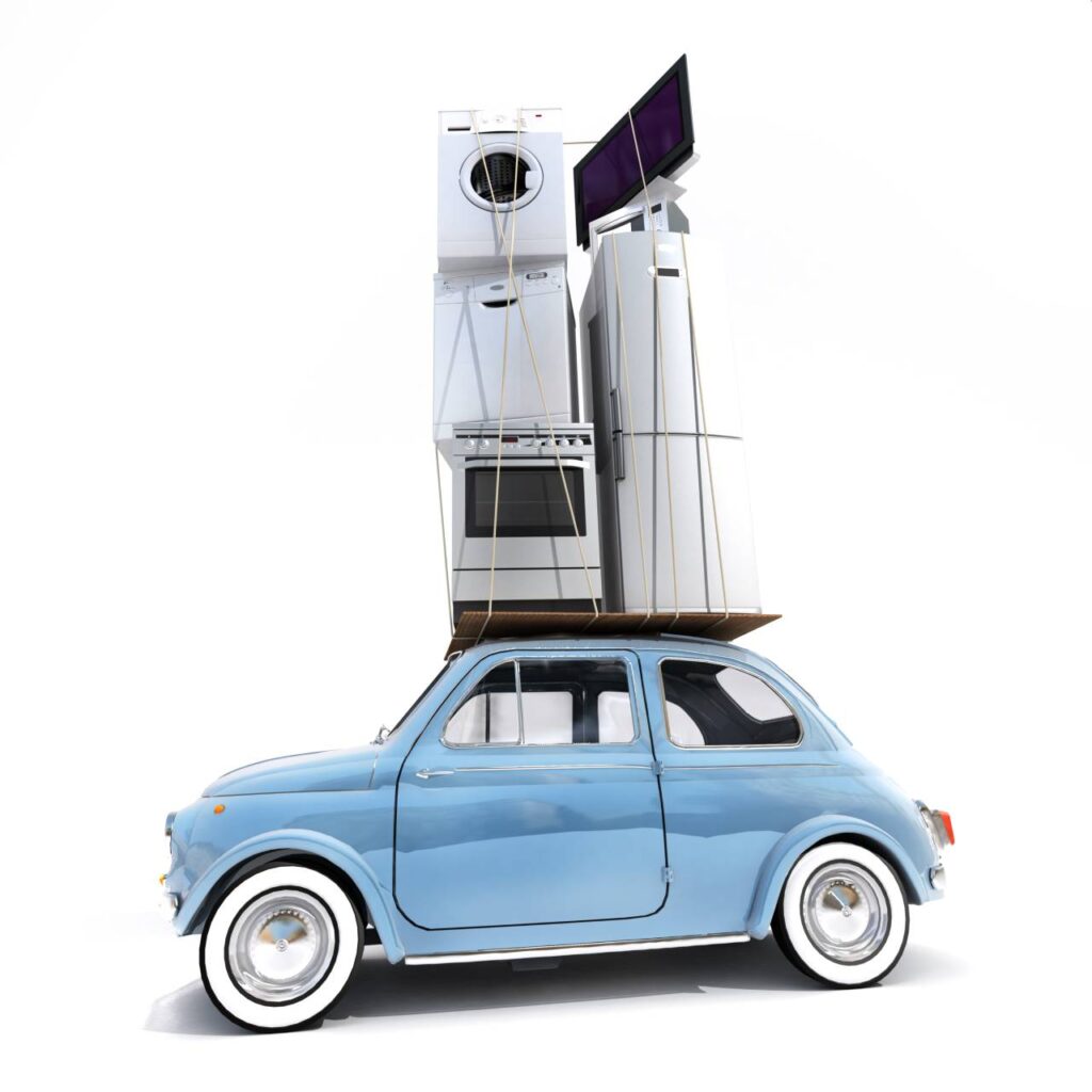 fiat 500 antigo azul carregando eletrodomésticos em bagageiro de teto