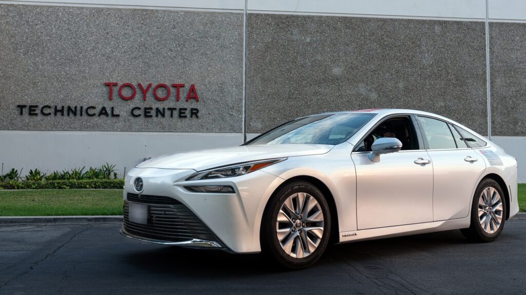 Toyota Mirai roda 1.360 km com um "tanque" e bate recorde 3 toyota mirai recorde