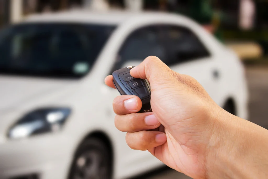 imagem de um rapaz segurando a chave do carro