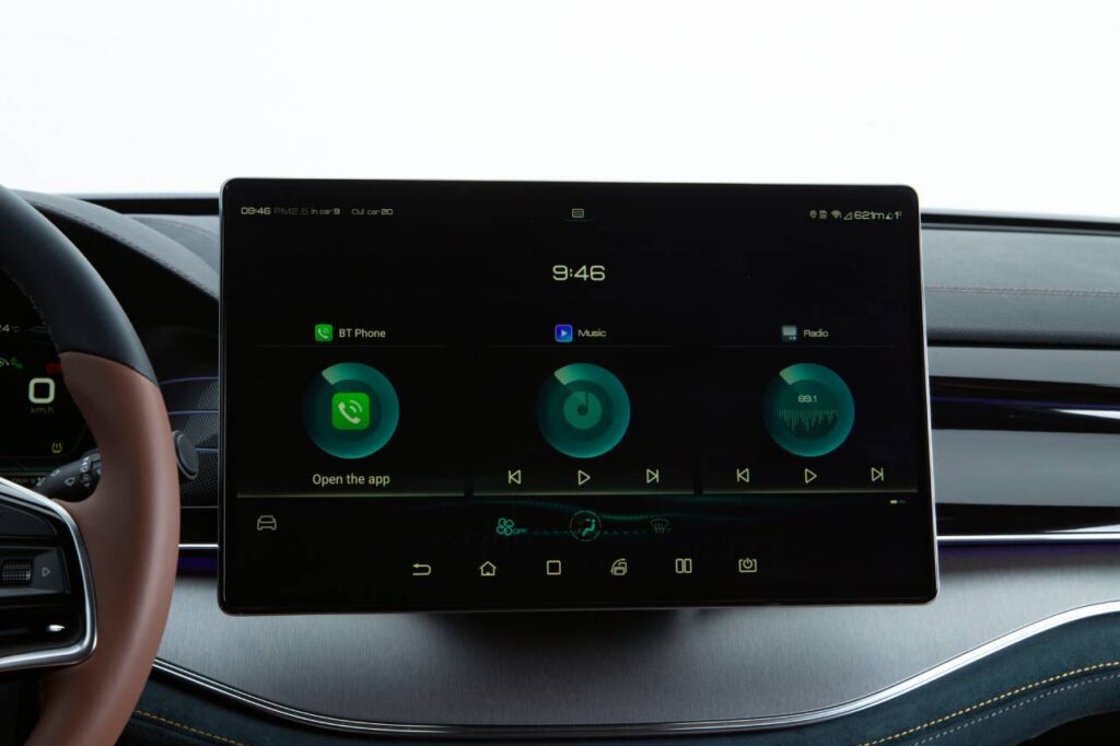 BYD anuncia oficialmente o SUV Tan EV por R$ 487.590 4 byd tan ev azul brasil interior multimídia