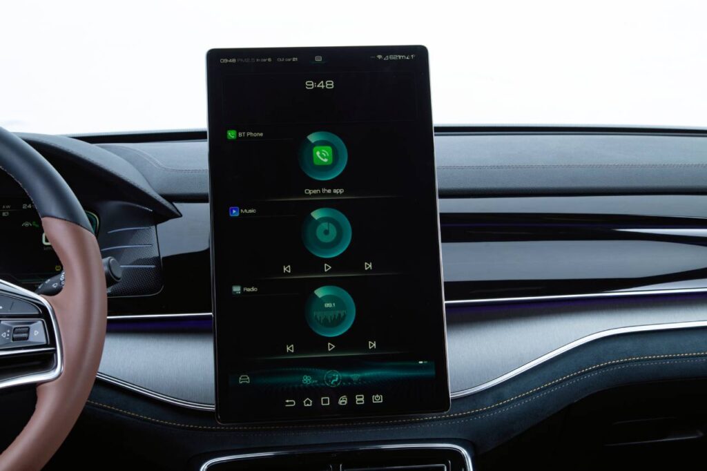 BYD anuncia oficialmente o SUV Tan EV por R$ 487.590 3 byd tan ev azul brasil interior multimídia
