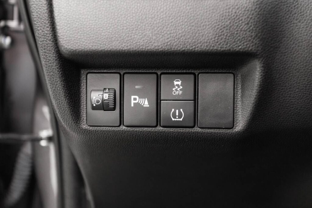 Controle de tração: entenda como funciona 1 honda wr-v exl 2021 botões da regulagem dos faróis pressão de pneus e controle de tração