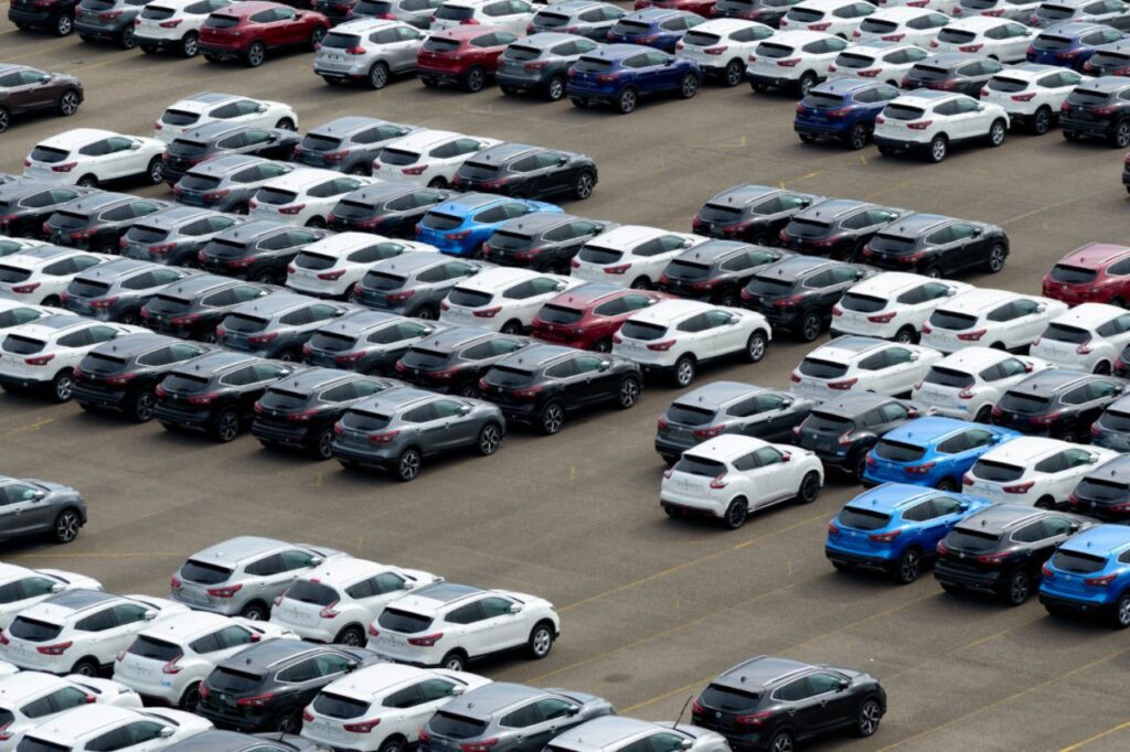 por que os carros estão tão caros - carros acumulados em pátio