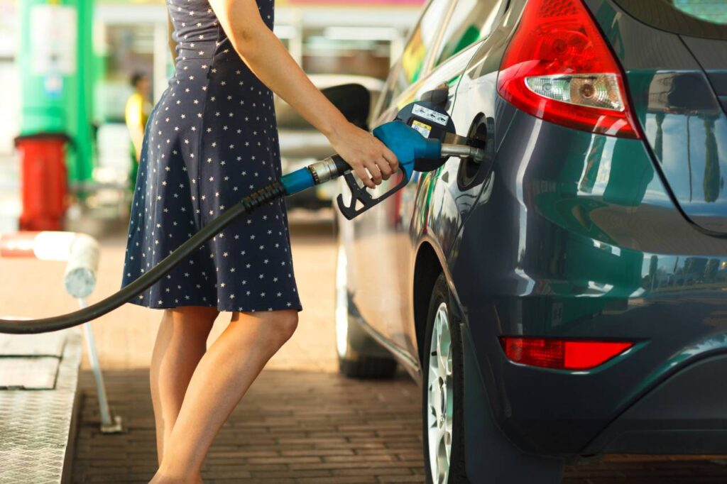 mulher abastecendo seu carro delivery de gasolina