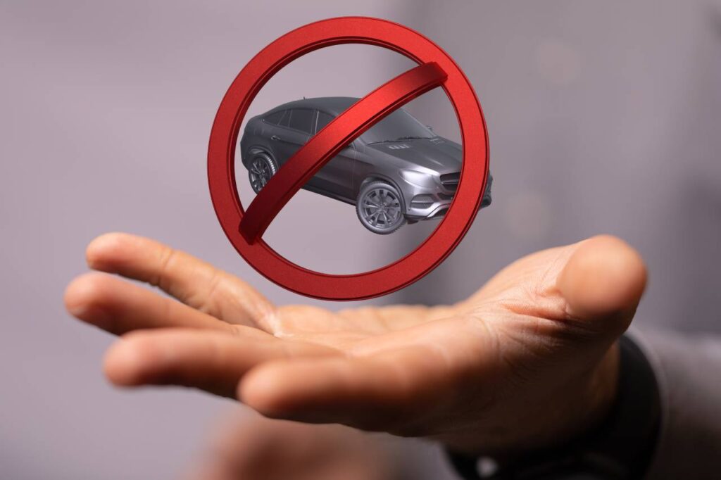 Por que as pessoas têm preconceito com carros chineses? 3 carro em 3D com símbolo de proibido - preconceito contra carro chinês
