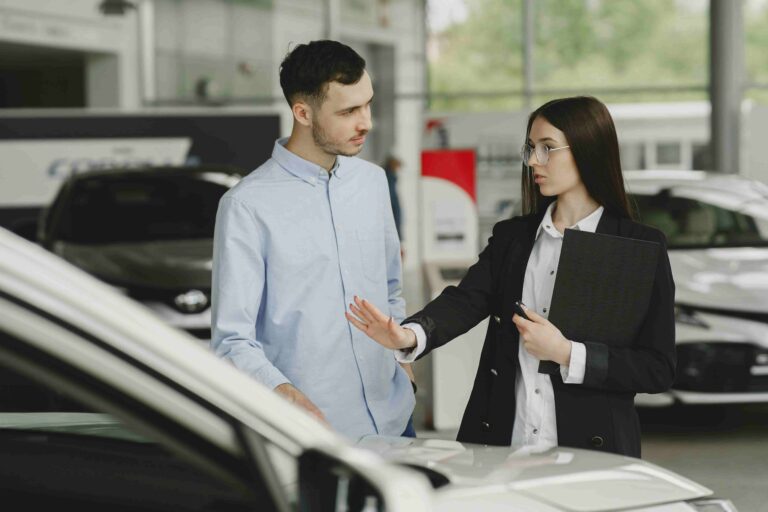 A imagem mostra duas pessoas negociando um carro.
