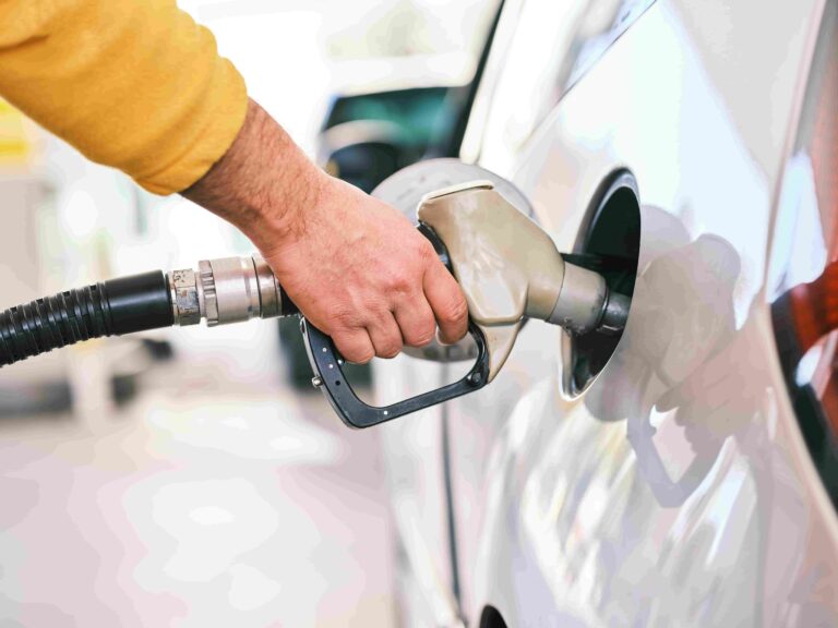 Imagem de uma pessoa abastecendo seu carro com gasolina Podium.