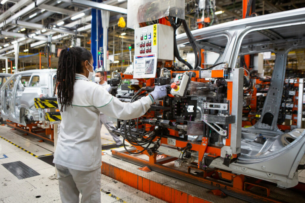 indústria de automóveis jeep fabrica