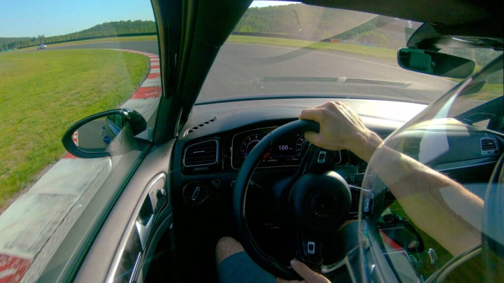 como ser piloto - homem de capacete pilotando em um autódromo