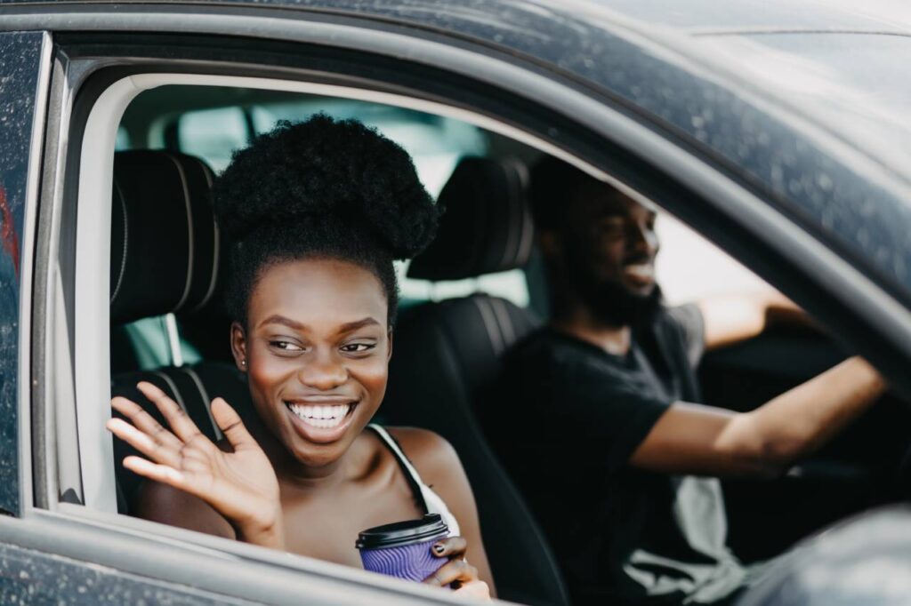 Como tirar habilitação internacional 4 como tirar habilitação internacional - dois jovens felizes dentro de carro