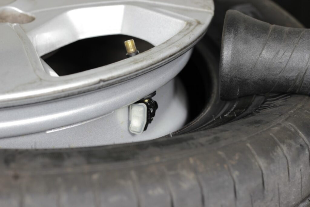 Saiba como funciona a troca do pneu com sensor 5 troca do pneu com sensor tpms
