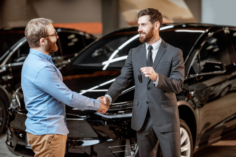 Vender o carro para investir dinheiro - vendedor comprando carro - Vender Carro em Guarulhos - como fatores regionais afetam o preço do seu carro