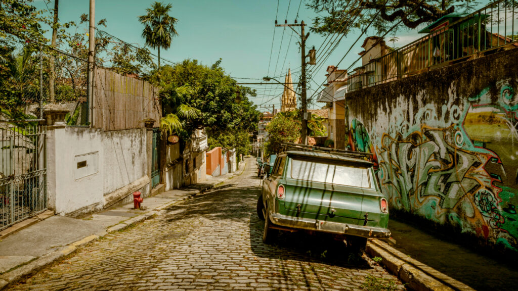 Quanto custa converter um carro antigo em elétrico? 8 converter um carro antigo em elétrico - chevrolet veraneio verde em rua no rio de janeiro