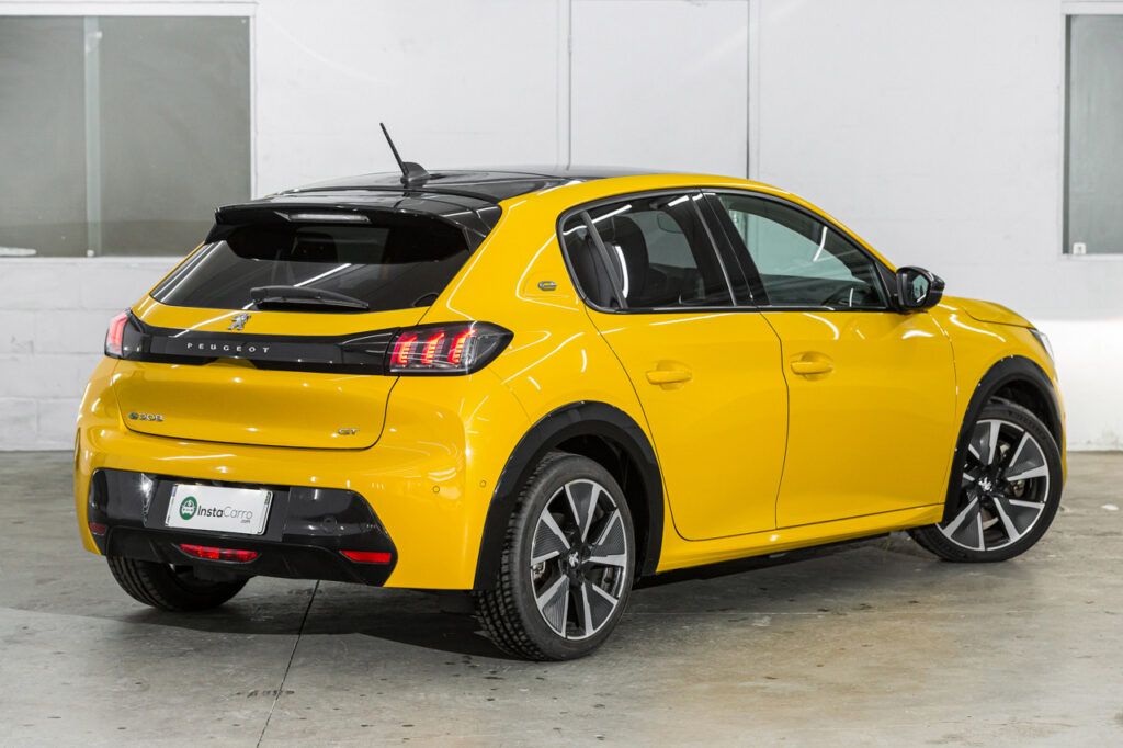 Qual cor de carro comprar? Veja prós e contras de cada tonalidade 5 Peugeot 208 elétrico amarelo - traseira