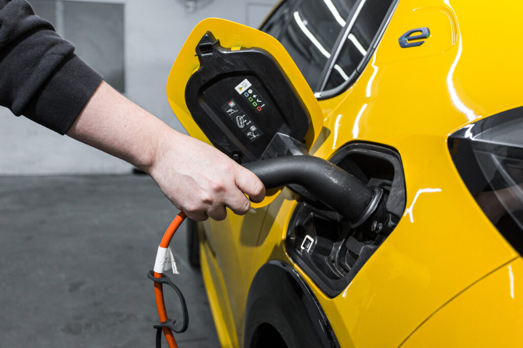 Peugeot 208 elétrico amarelo - tomada de recarga do Peugeot aluguel carregador carros elétricos