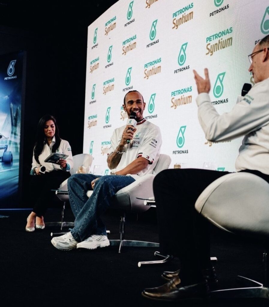 Lewis Hamilton : “Nós precisamos colocar a bandeira no alto de novo”, diz sobre o GP de SP 3 Lewis Hamilton coletiva Petronas