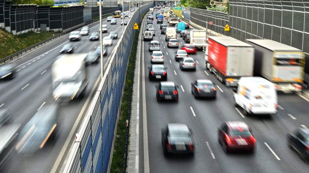 carros no trânsito