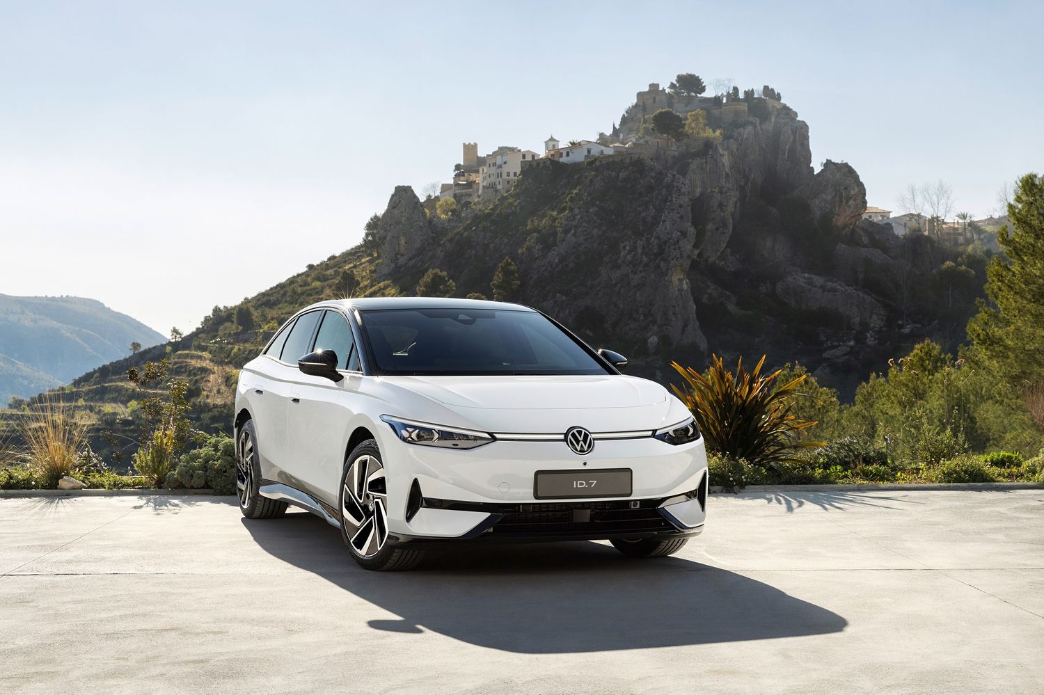 Volkswagen ID.7: elétrico com 700 km de autonomia é revelado