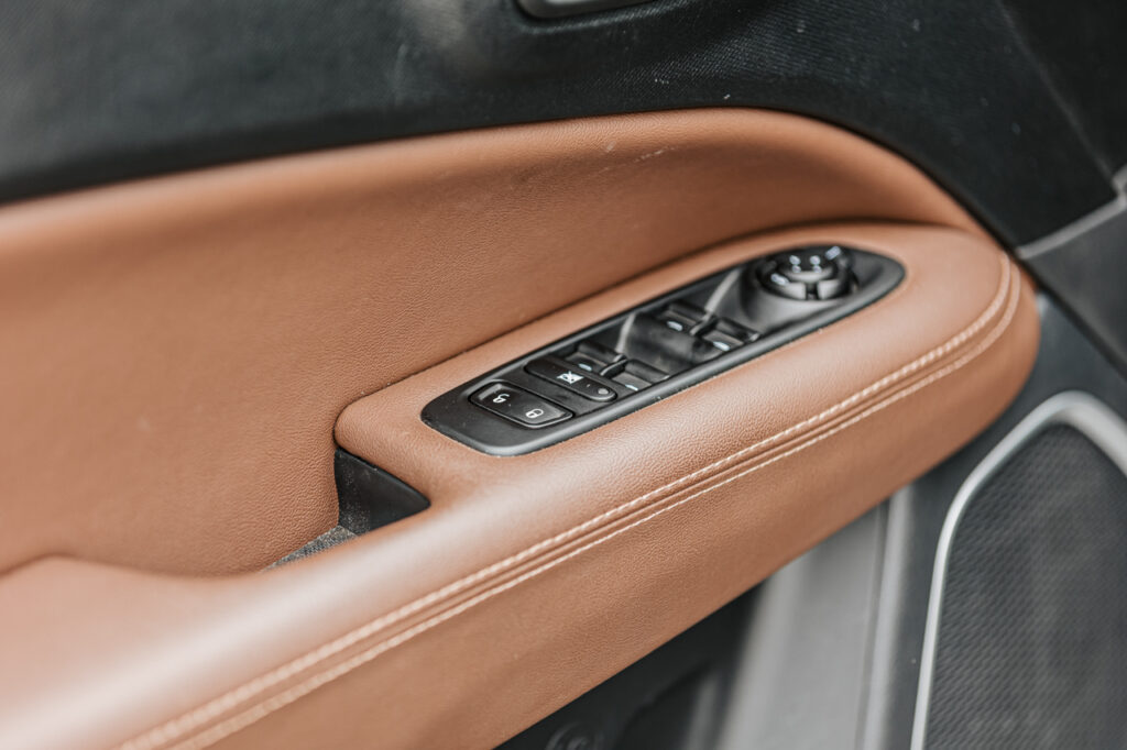 Acabamento em couro das portas da Fiat Toro Ranch Diesel 4x4 2023