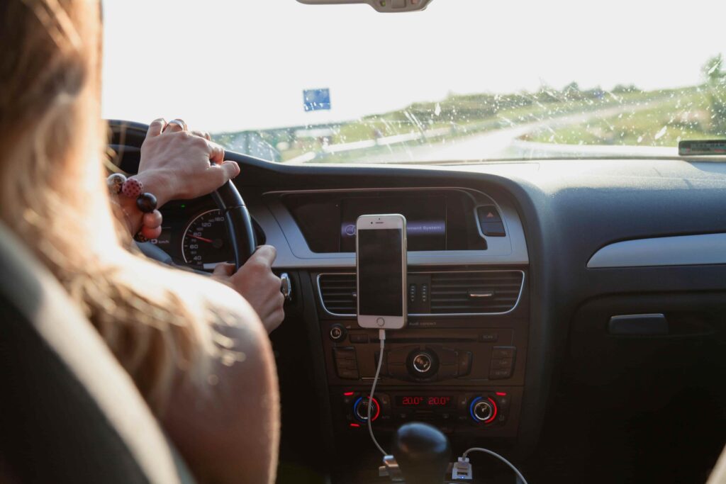 A imagem mostra uma pessoa dirigindo seu carro.