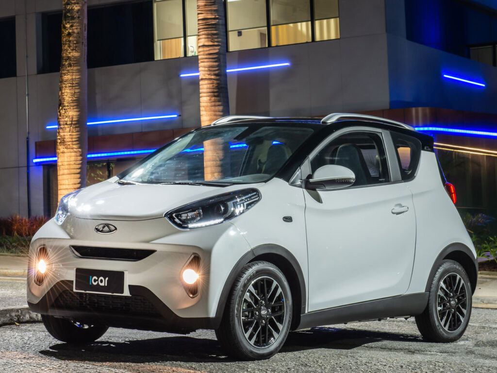 iCar CAOA Chery menor carro do Brasil frente lateral