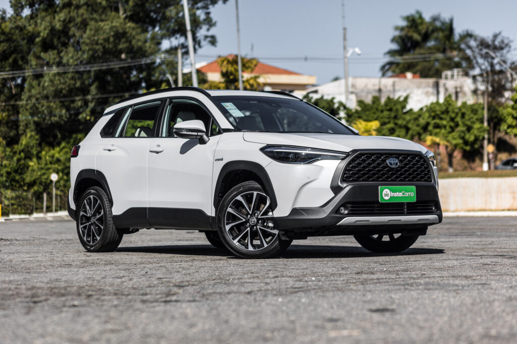 Toyota Corolla Cross XRX híbrido branco