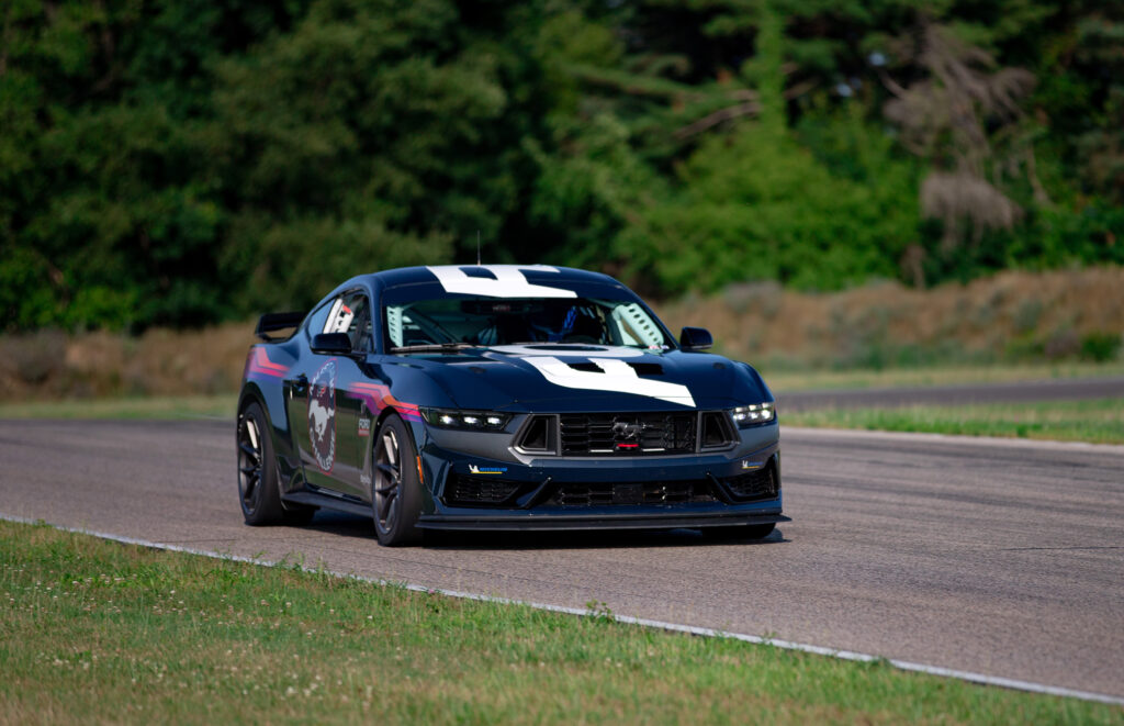Ford Mustang Dark Horse R 2024 frente