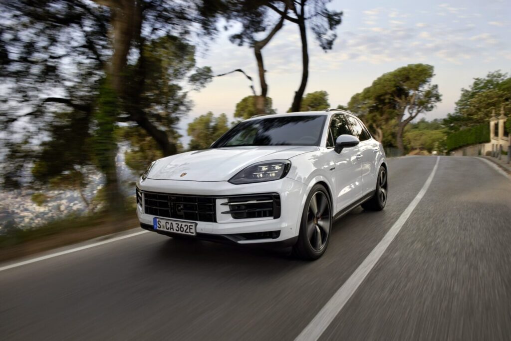 Porsche Cayenne ganha mais uma versão E-hybrid 7 Porsche Cayenne S hybrid