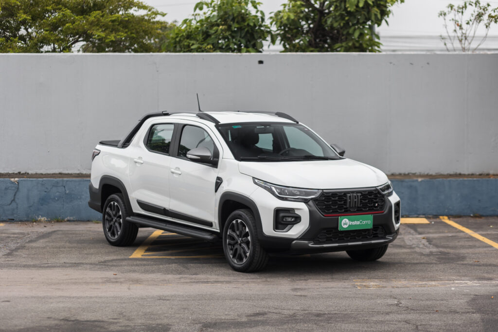 Fiat Strada Ultra branca 2024