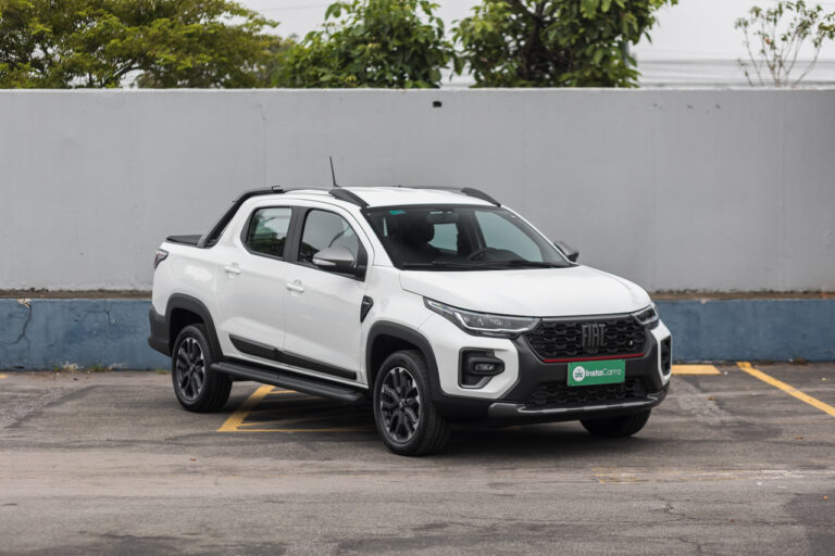 Fiat Strada Ultra branca 2024