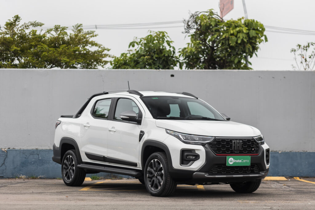 Fiat Strada Ultra branca 2024