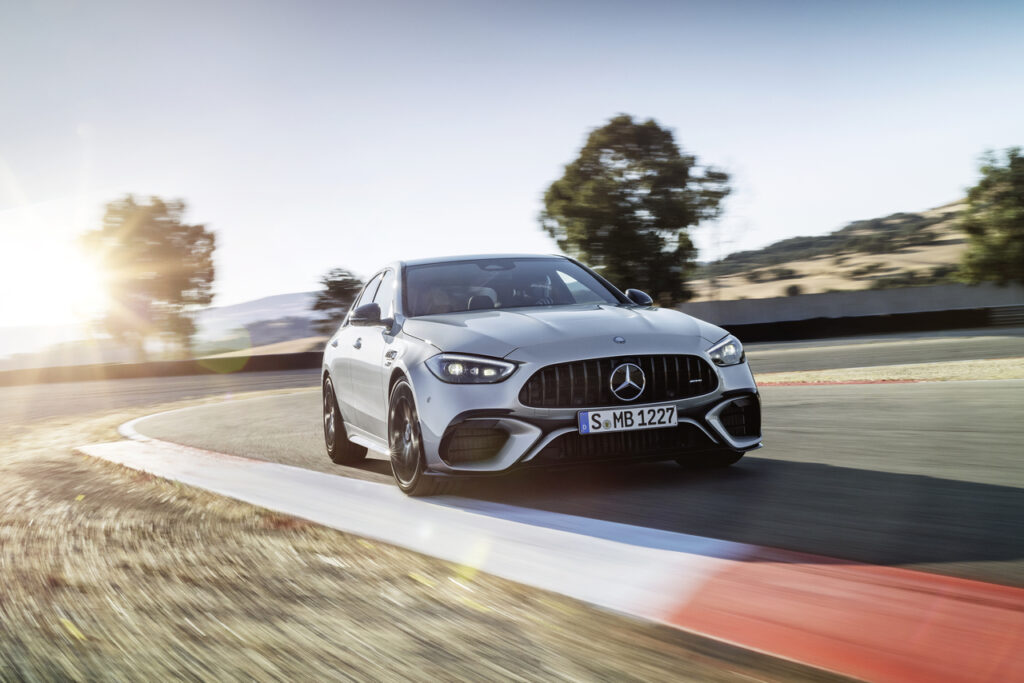 Mercedes-AMG C 63 S E Performance chega com tecnologia de F1 e 104 kgfm 3 Mercedes-AMG C 63 S E PERFORMANCE