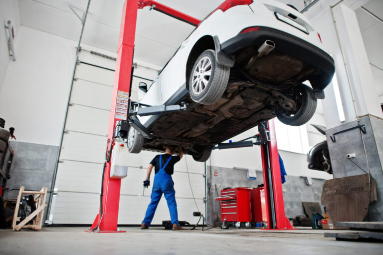 Qual o Valor de uma Vistoria Veicular em 2024? Saiba Quanto Custa - reparo e manutenção de carros. Mecânico uniformizado trabalhando em serviço automotivo valvulas do carro