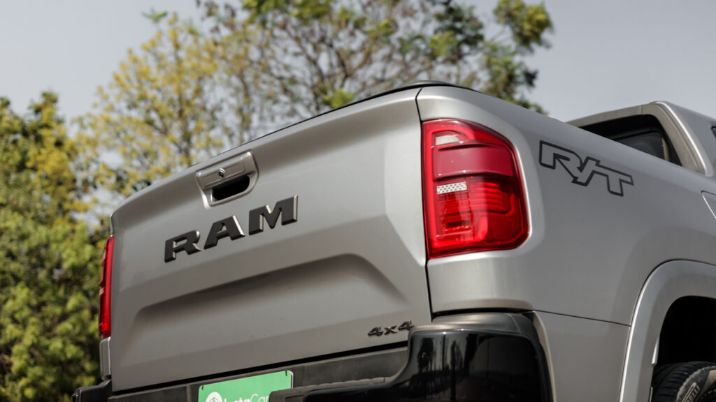 Traseira da RAM Rampage RT cinza