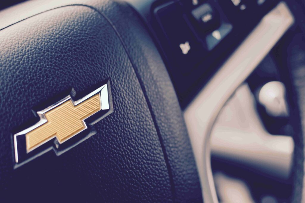 Imagem de um volante da Chevrolet. Imagem via Pexels.